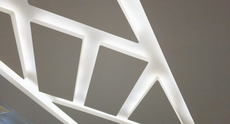 suspended-ceiling-with-halogen-spots-lamps-drywall-construction-room-min