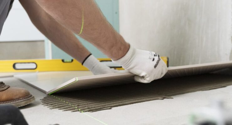 tiler-working-renovation-apartment-min